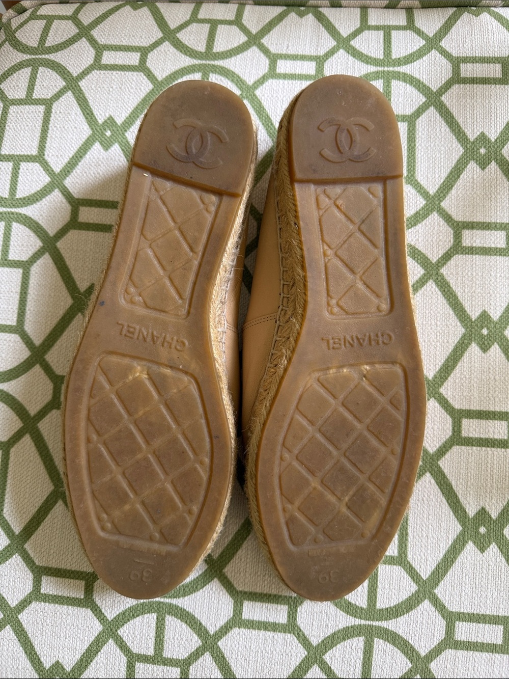 CHANEL Beige and Black Two-Tone Leather Espadrille Flats 39 - Picture 4 of 6